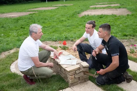 Les deux jeunes meilleurs apprentis de France avec leur professeur technique