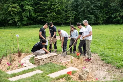 Notre professeur technique en train de discuter avec nos élèves 
