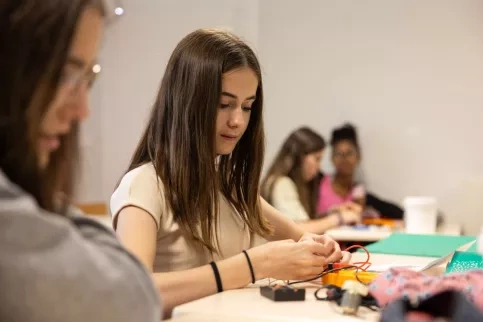 Une élève en cours de sciences physiques