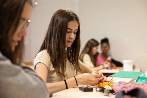 Une élève en cours de sciences physiques