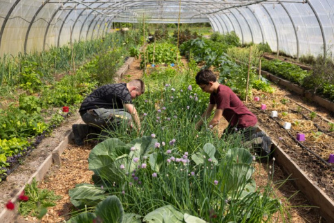 2 élèves travaillent dans un tunnel