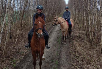 2 stagiaires Erasmus+ à cheval