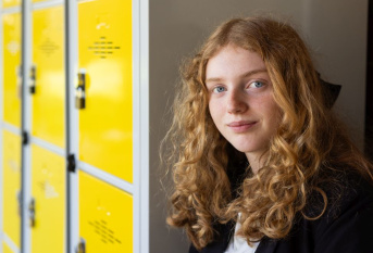 Une élève pendant une pause