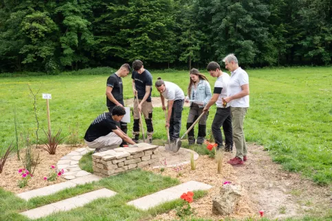 Notre professeur technique en train de discuter avec nos élèves 